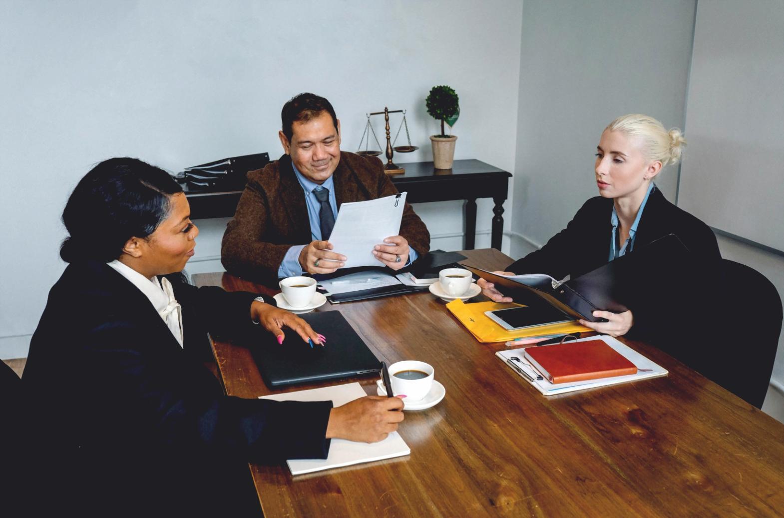 Consulente veridontraqus durante sessione di pianificazione finanziaria strategica